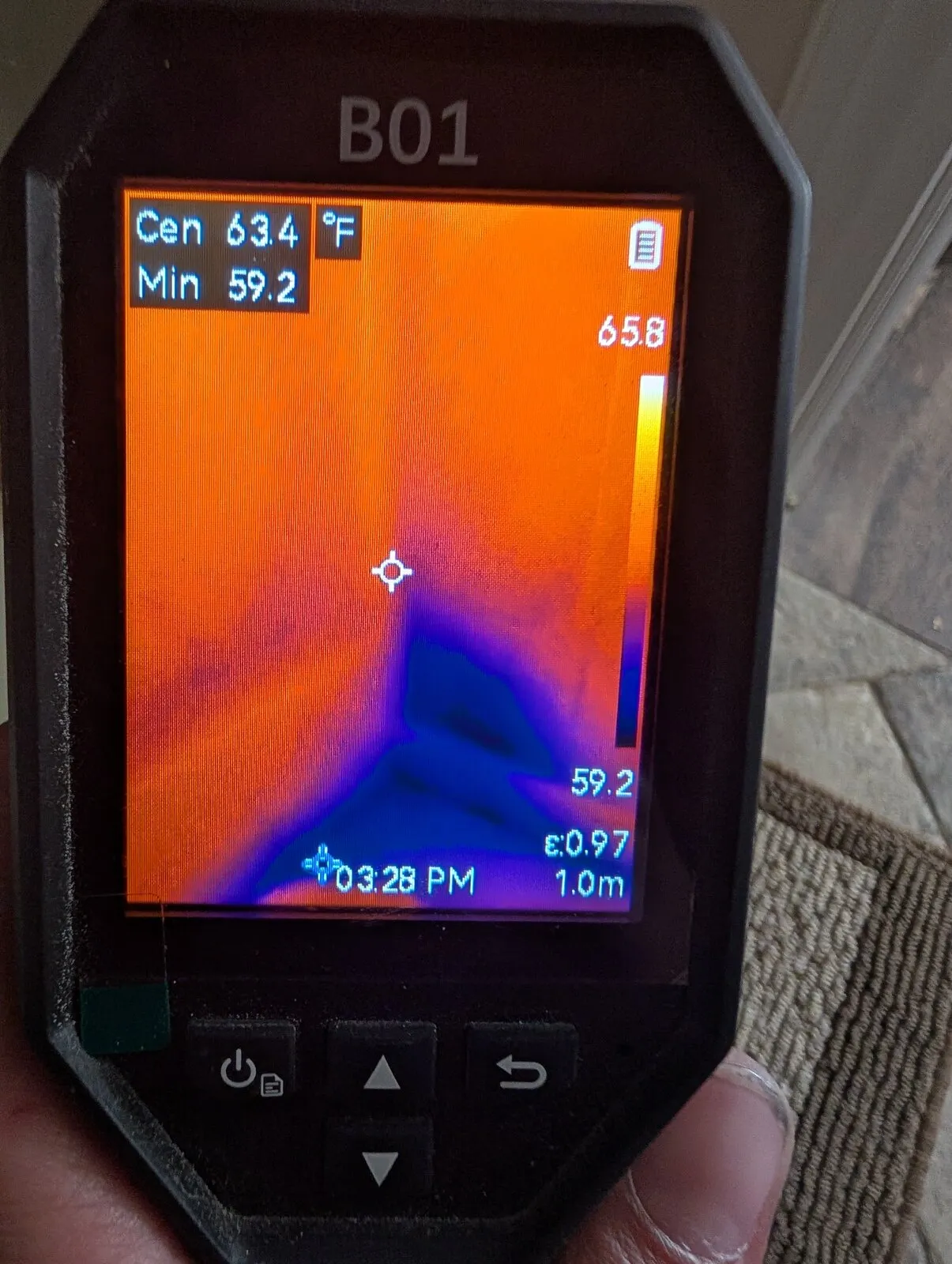 A thermal camera screen showing a cold plume spreading down a wall.